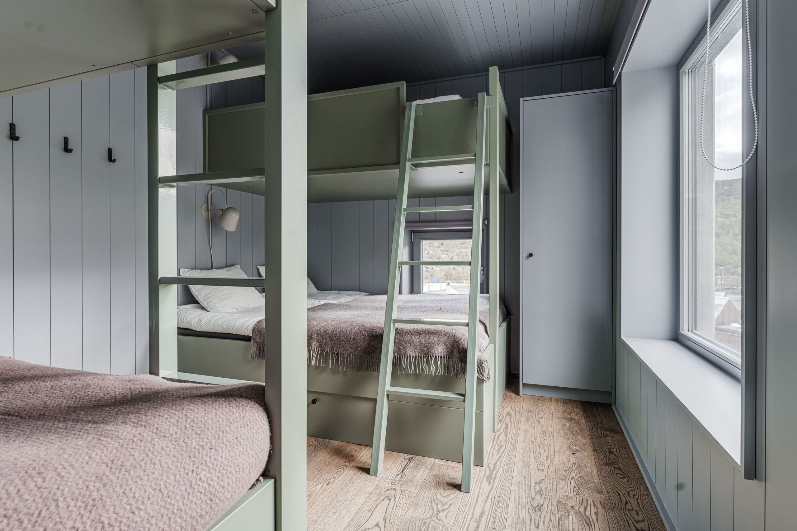 chambre mansardée type dortoir avec lits superposés chambre mansardée type dortoir avec lits superposés