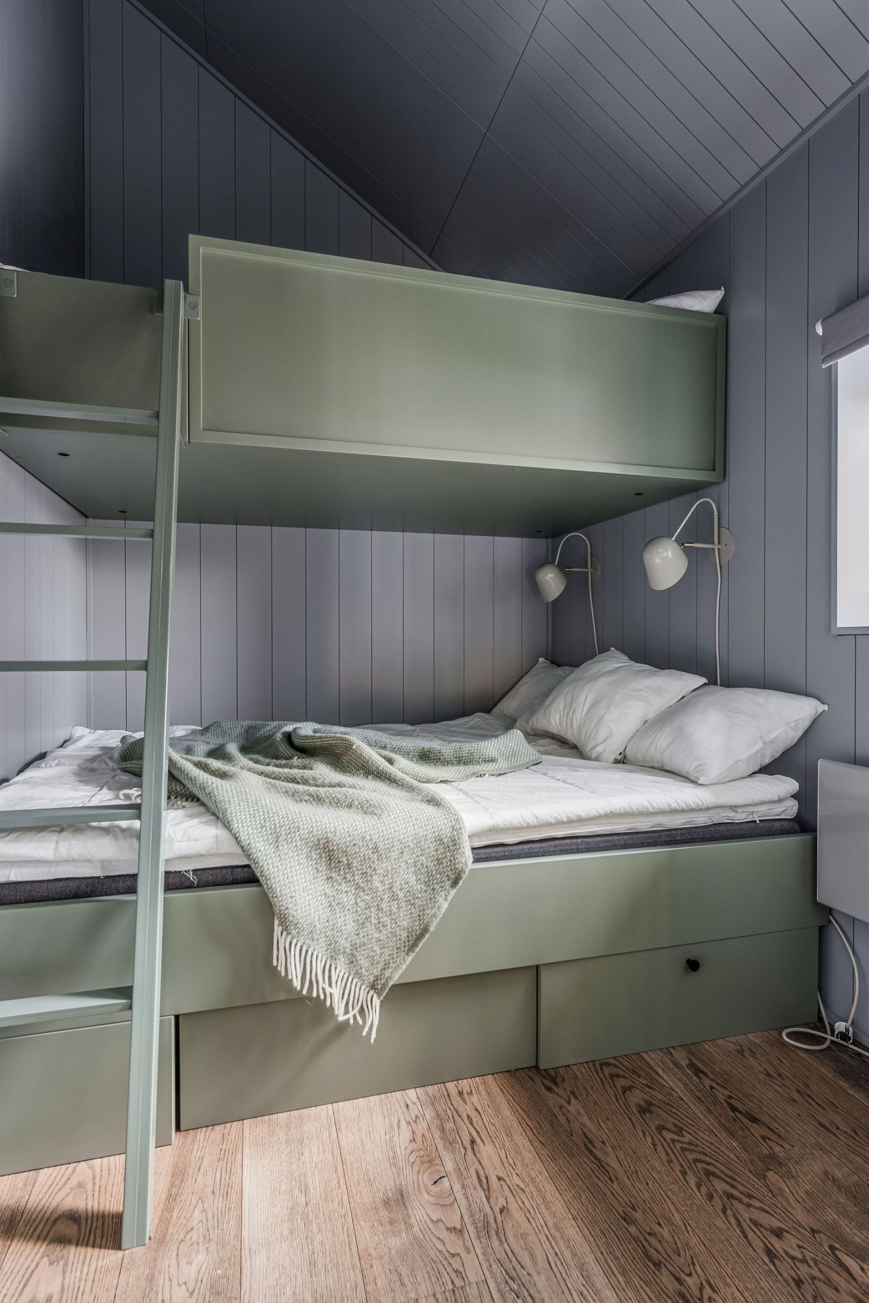 chambre mansardée type dortoir avec lits superposés chambre mansardée type dortoir avec lits superposés