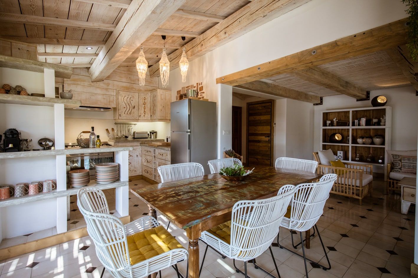 salle à manger avec cuisine ouverte décoration rustique chic