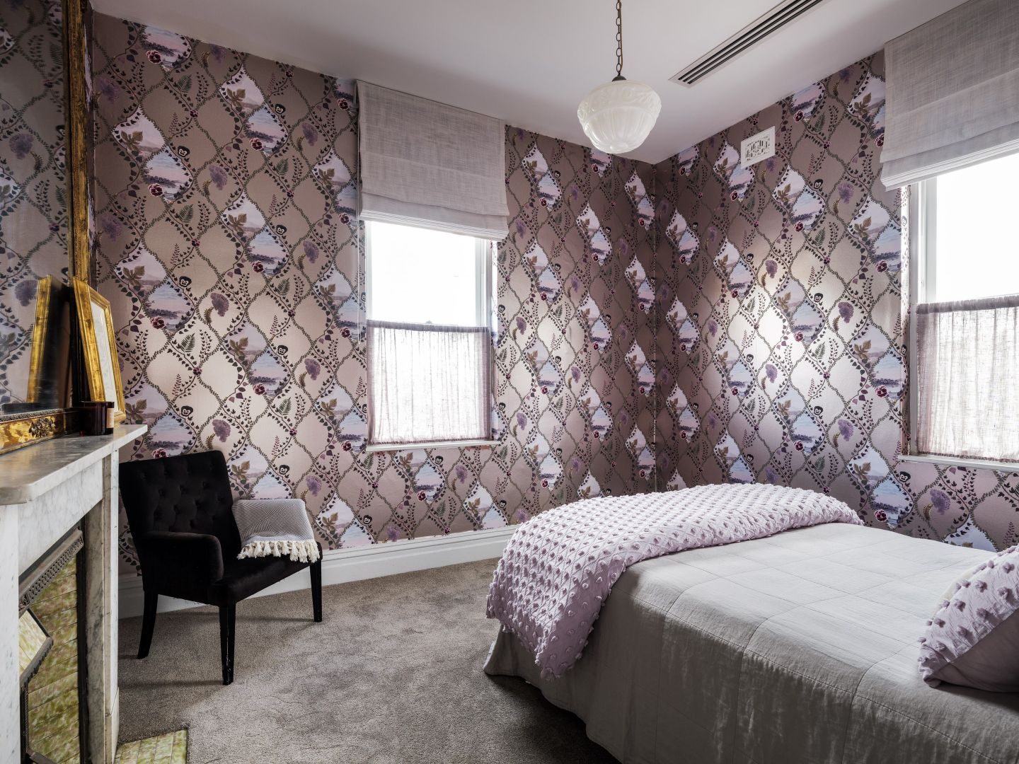 chambre rose avec papier-peint