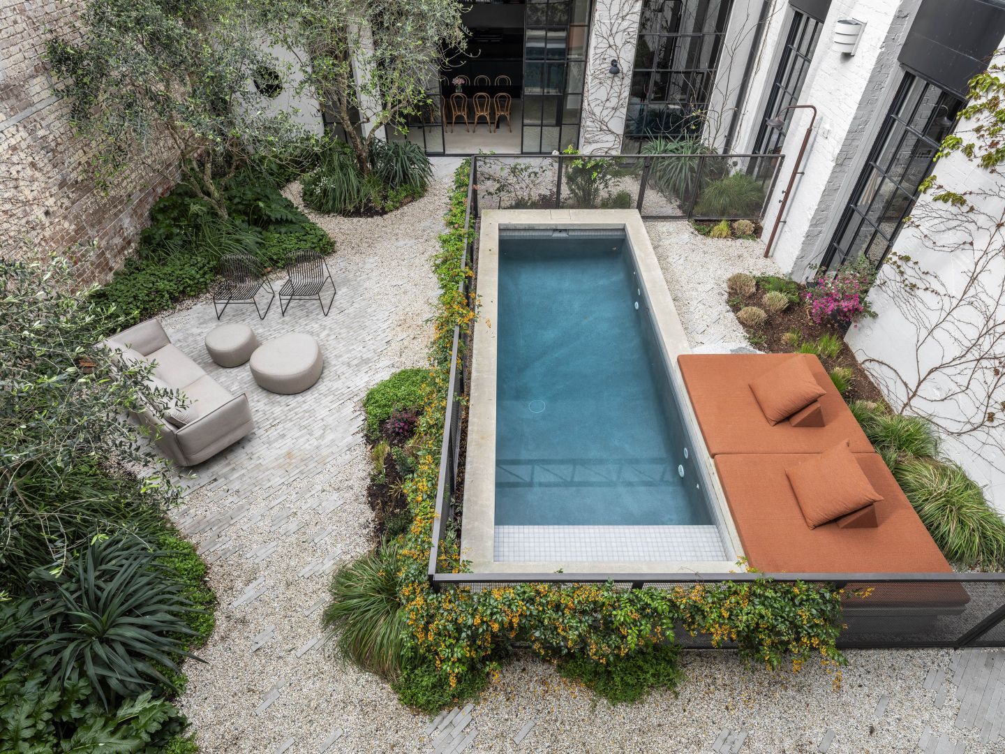 jardin de ville avec piscine