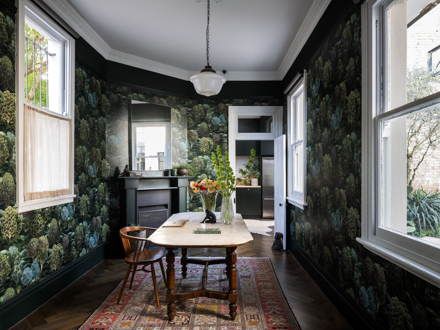 salle à manger avec papier-peint floral