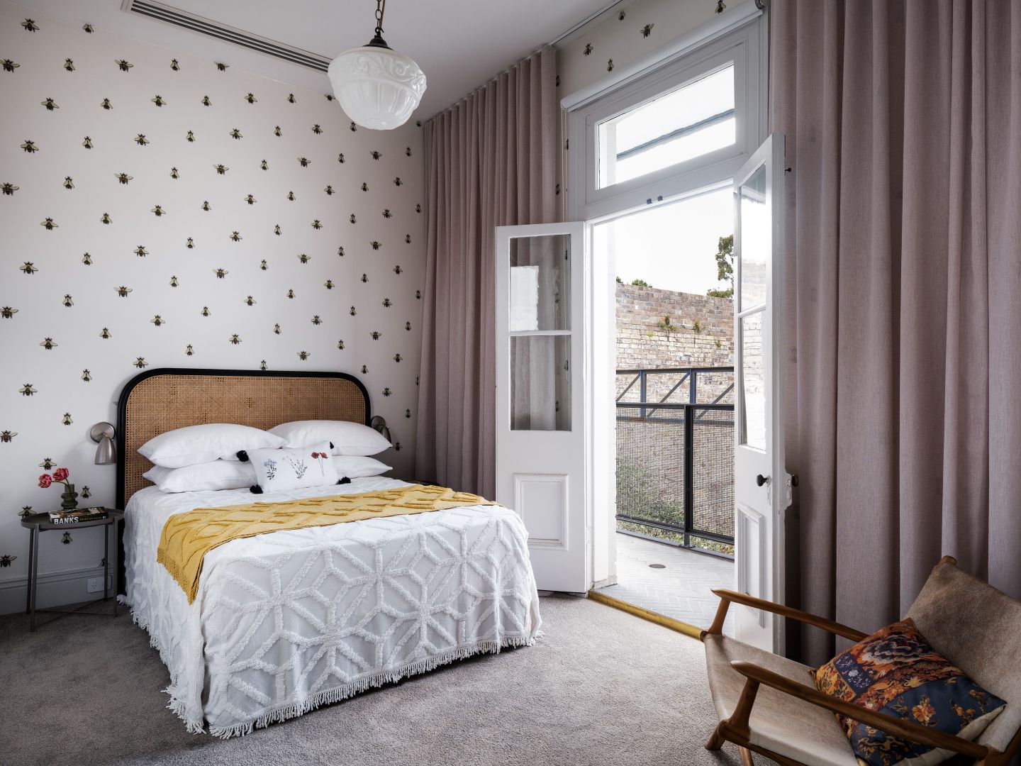 chambre avec papier-peint