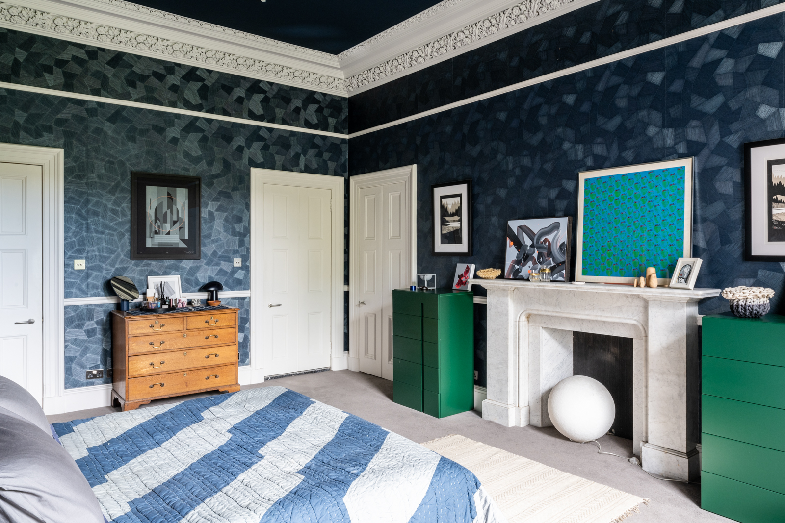 chambre avec moulures décoration colorée