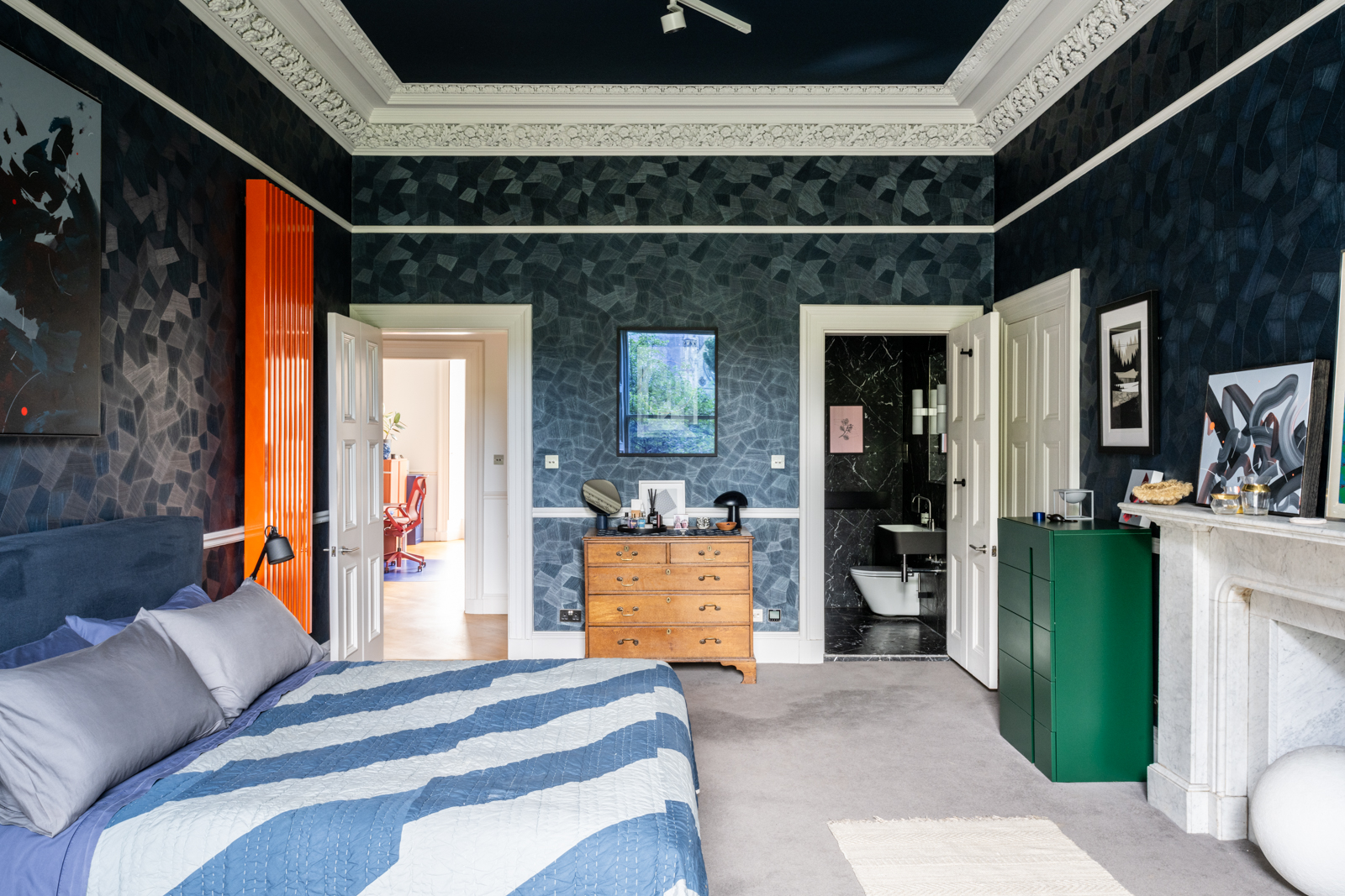 chambre avec moulures décoration colorée