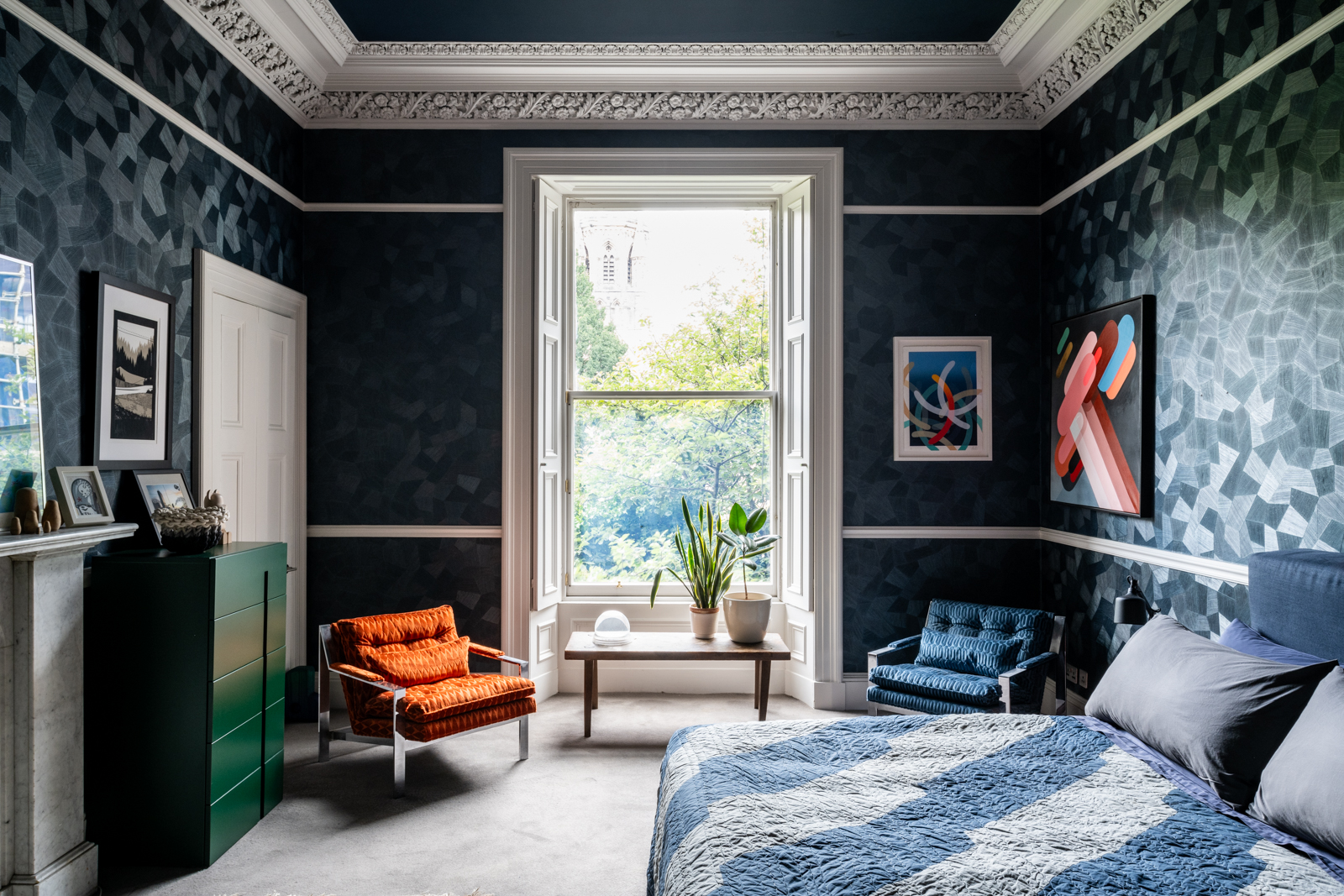 chambre avec moulures décoration colorée