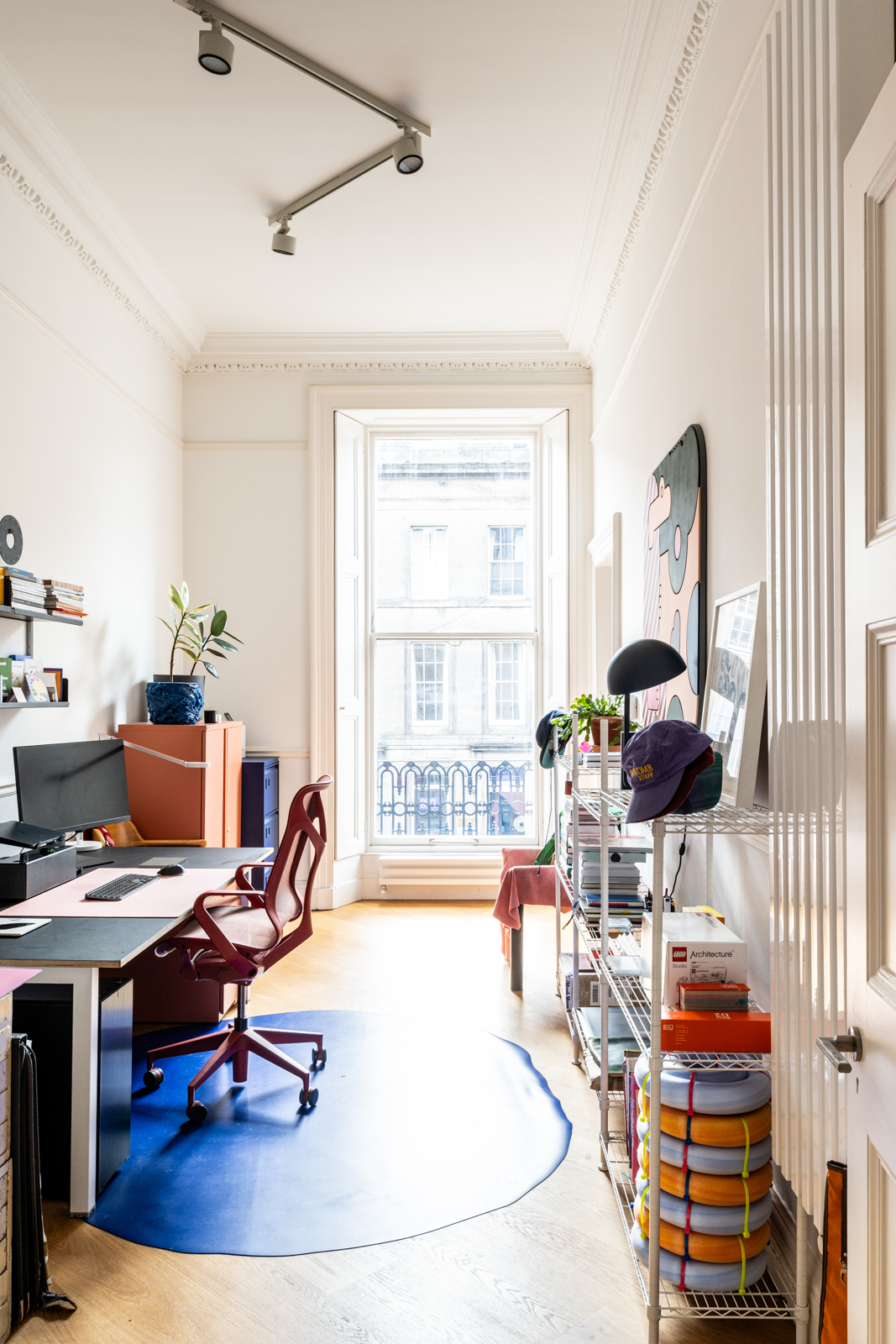 bureau décoration design colorée inspirée par le Groupe Memphis