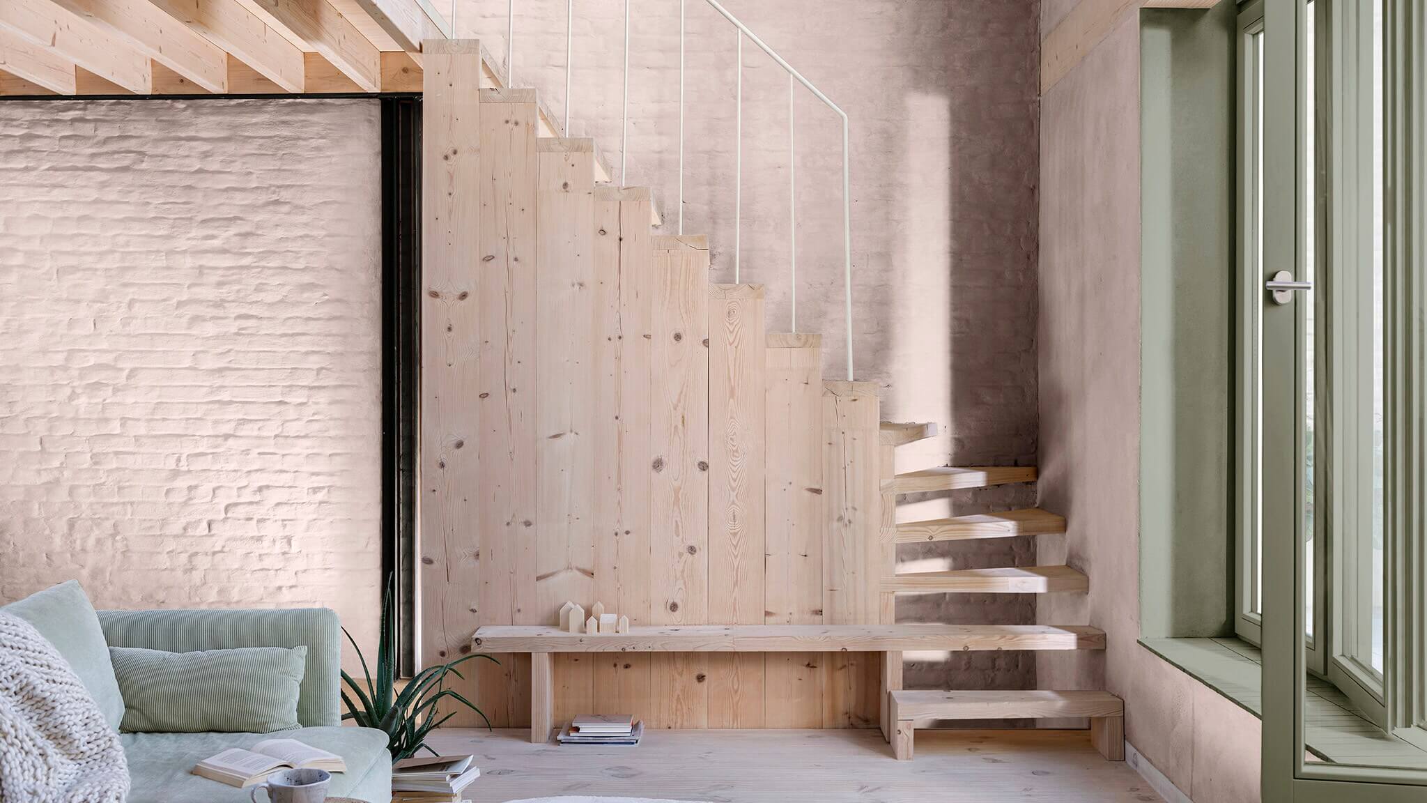 salo n avec escalier et murs de briques peintes