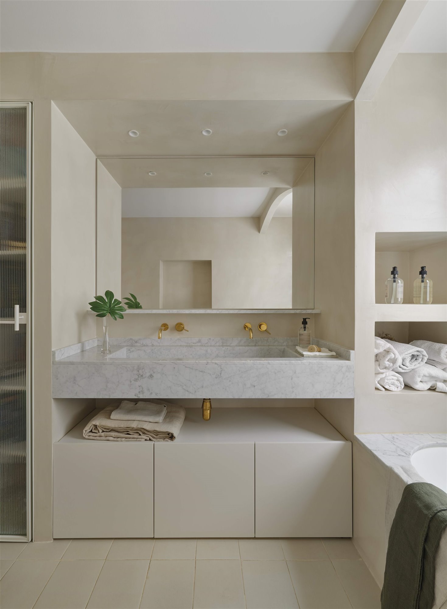 salle de bain beige et marbre