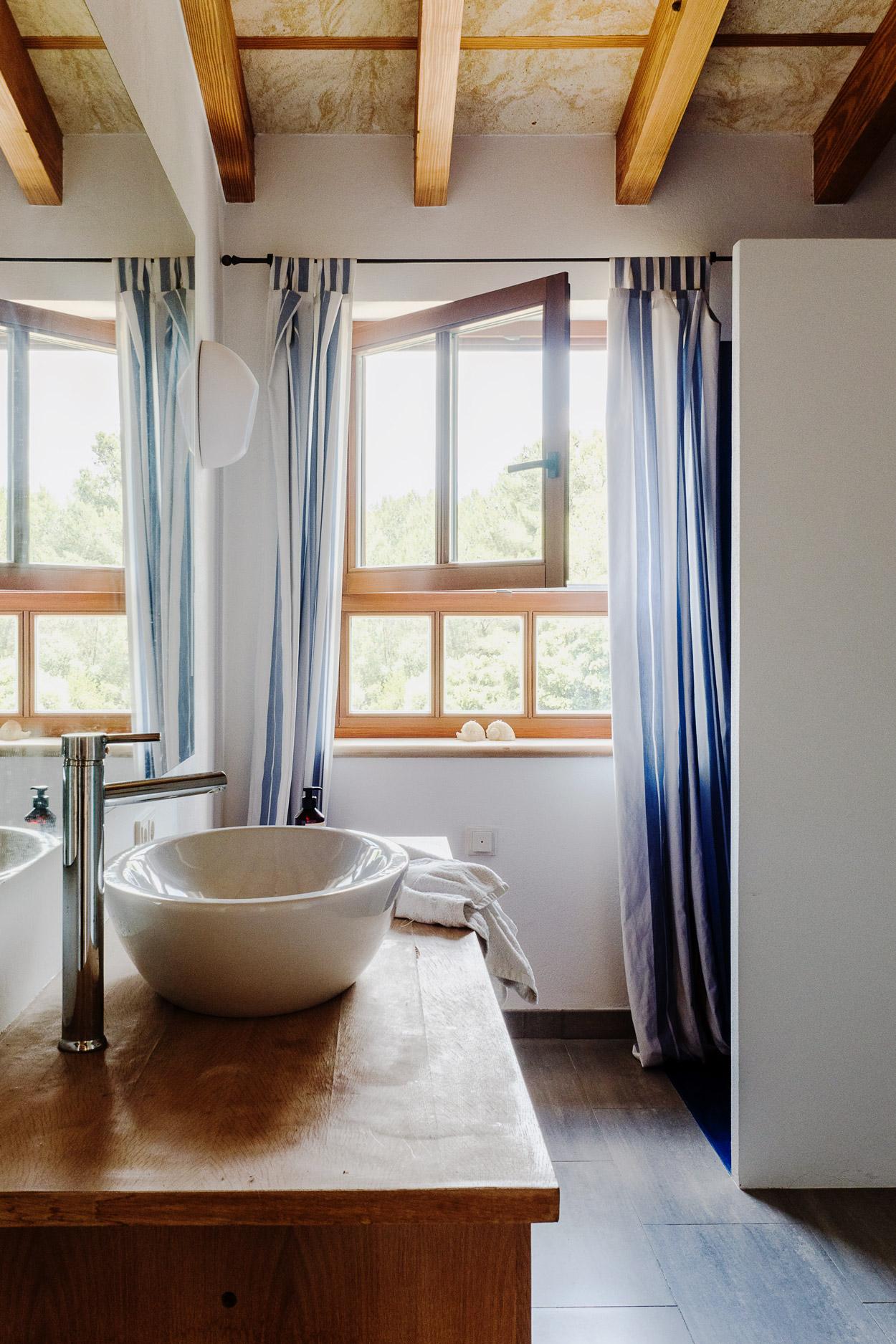 salle de bain avec poutres maison en pierres