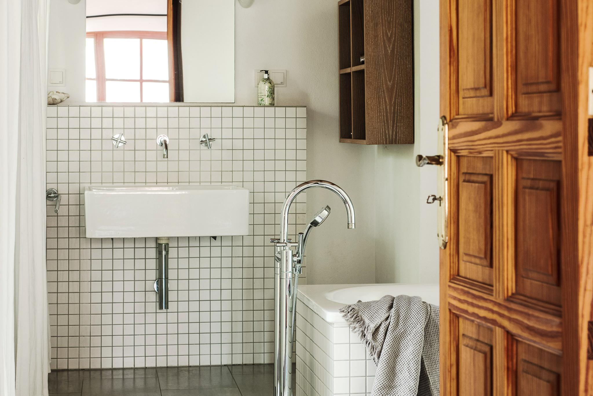 salle de bain carrelage blanc