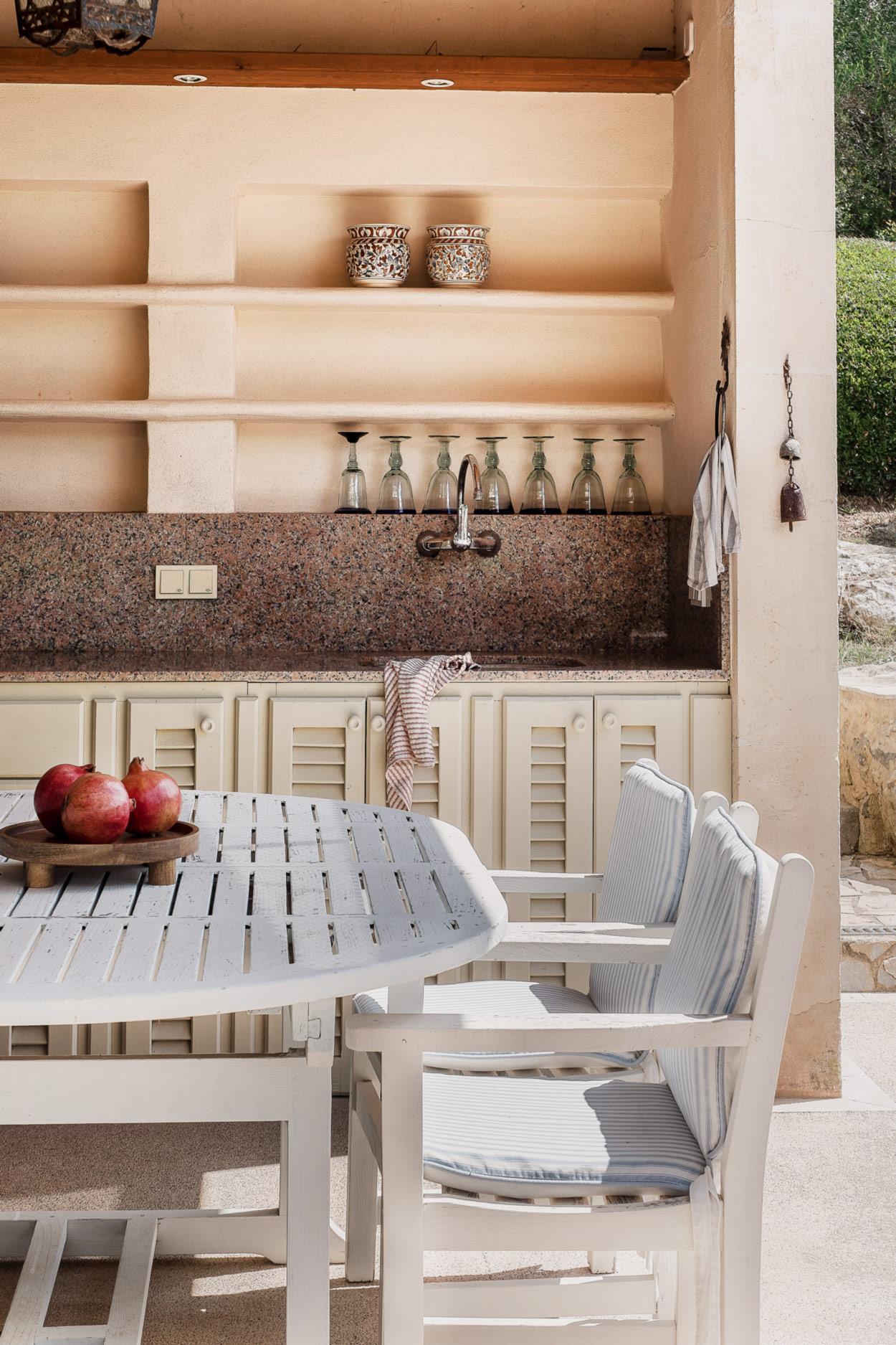 cuisine d'été maison en pierres