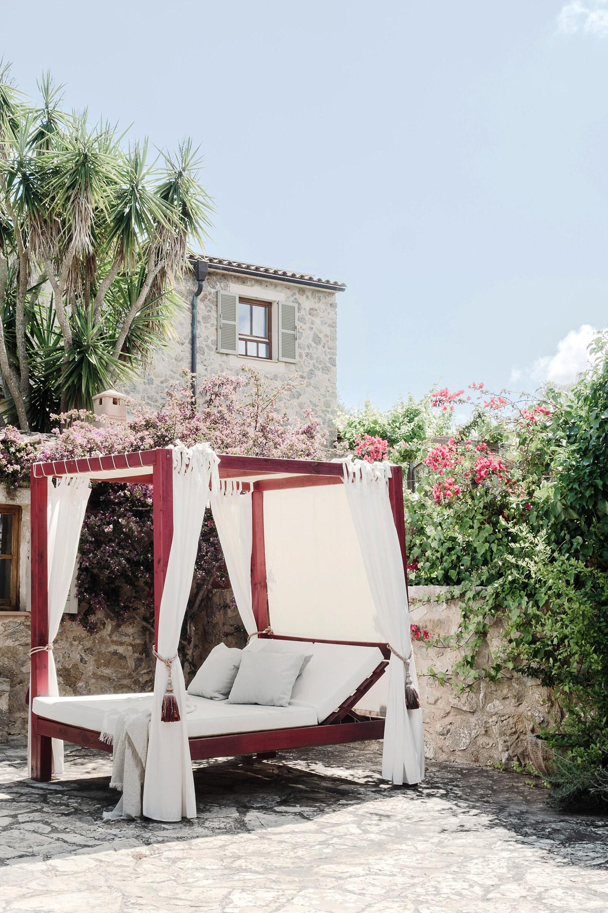 jardin méditerranéen maison en pierres