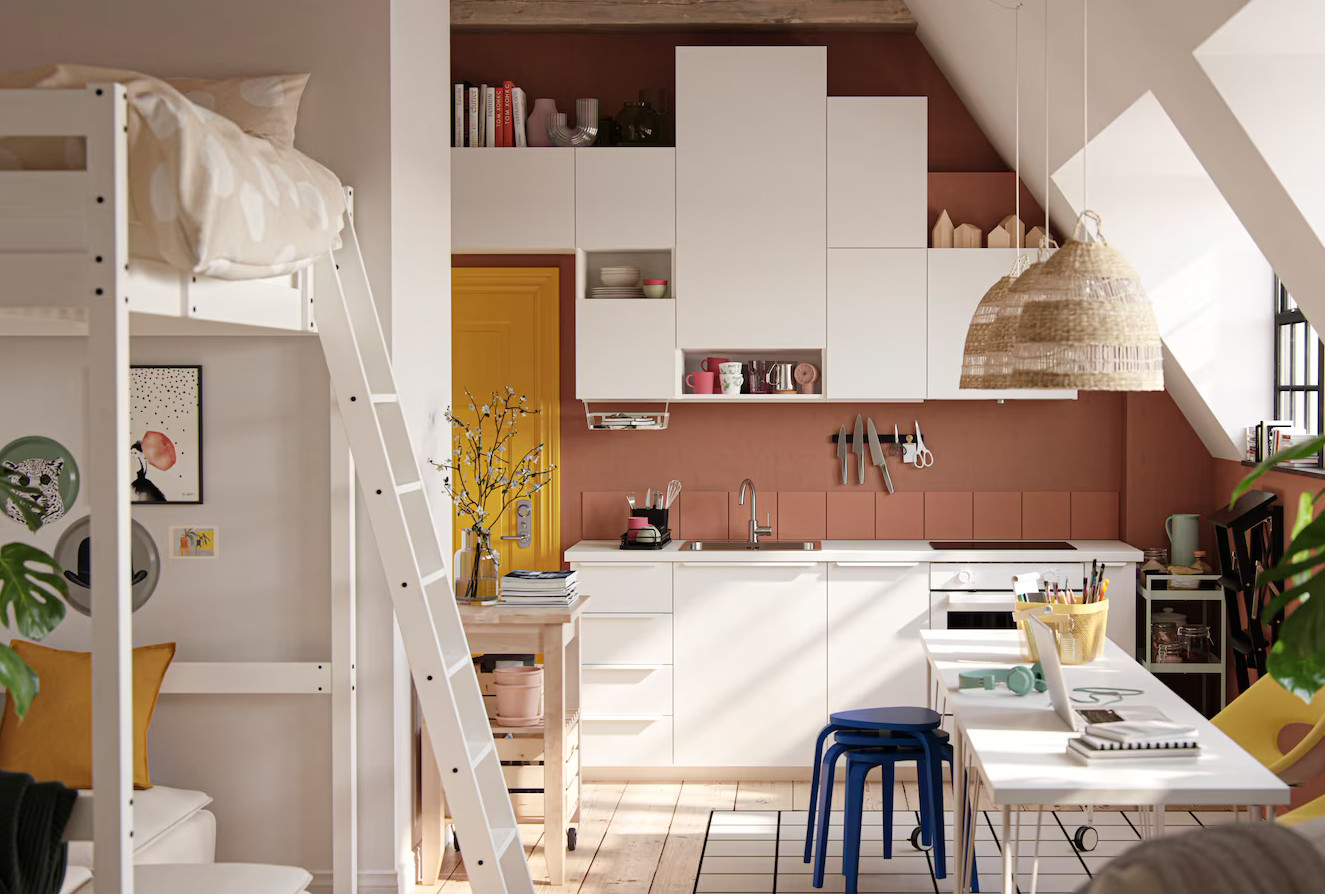 cuisine blanche mur terracotta aménagée par IKEA