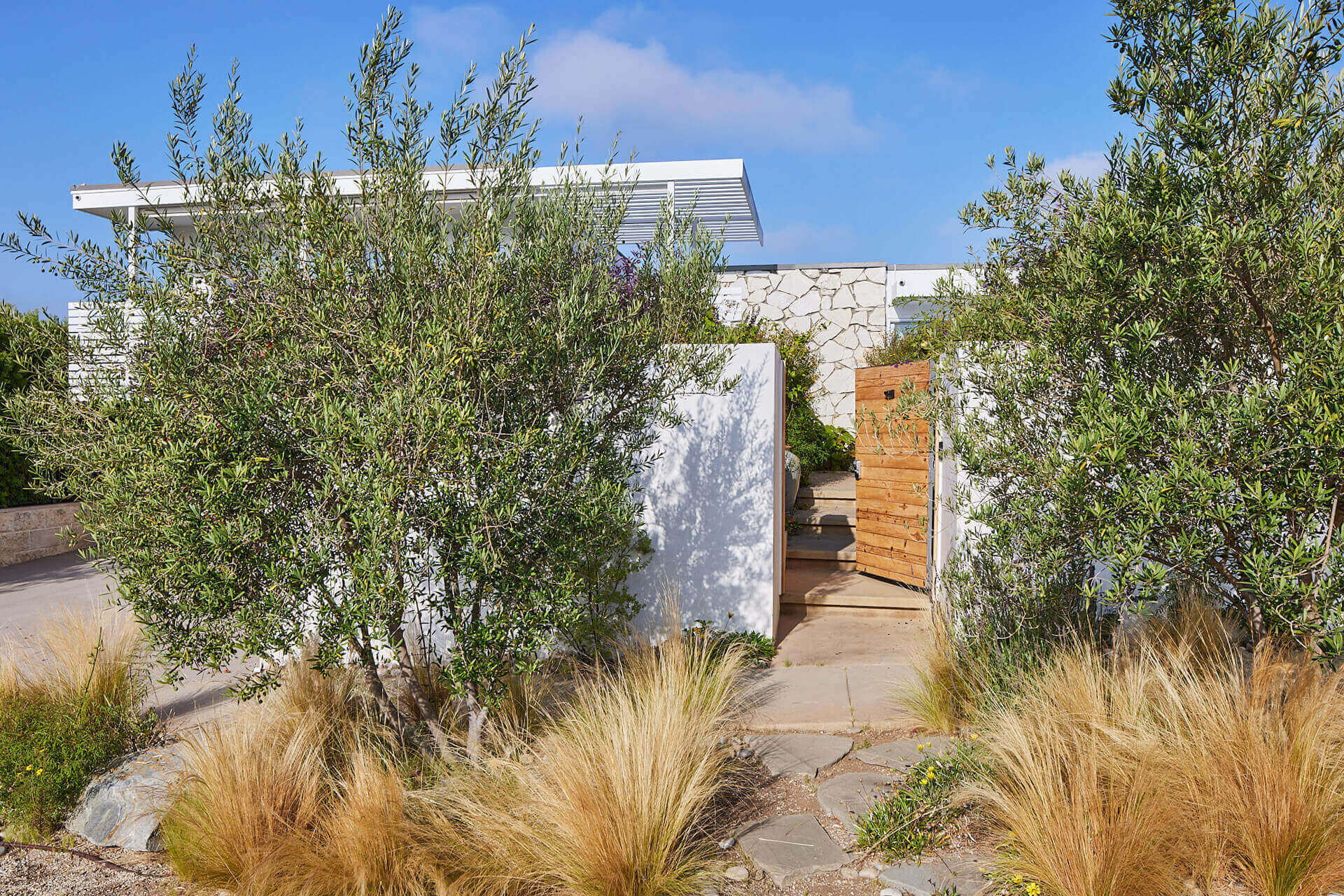 entrée maison d entrée maison d'un blanc éclatant à Malibu