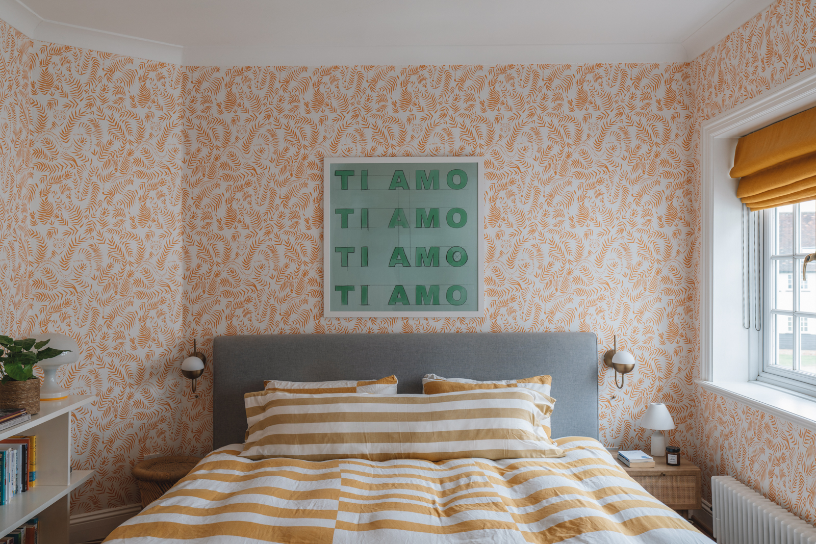 chambre avec papier-peint
