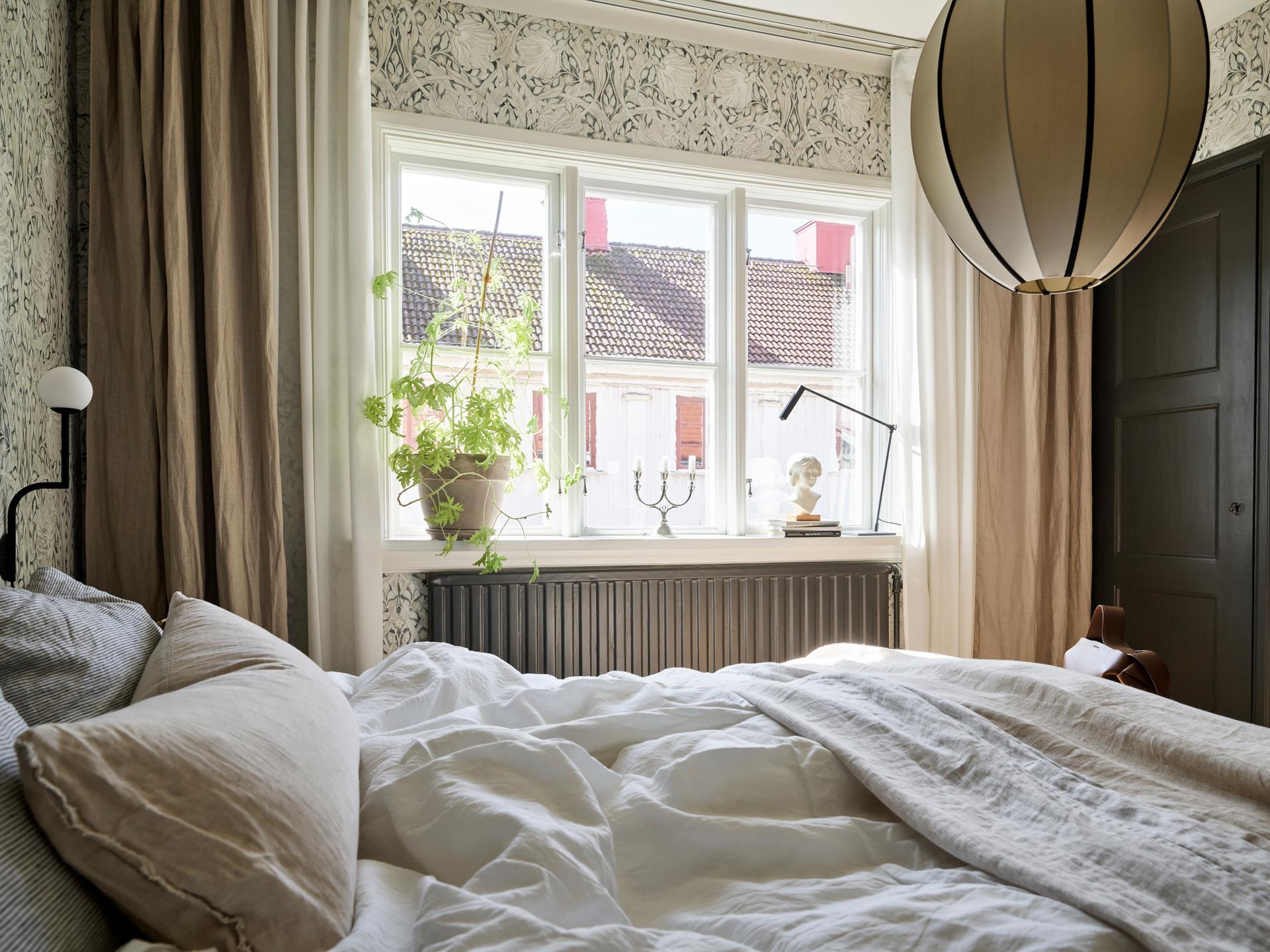 chambre décoration scandinave papier-peint William Morris Pure Pimpernel Black Ink