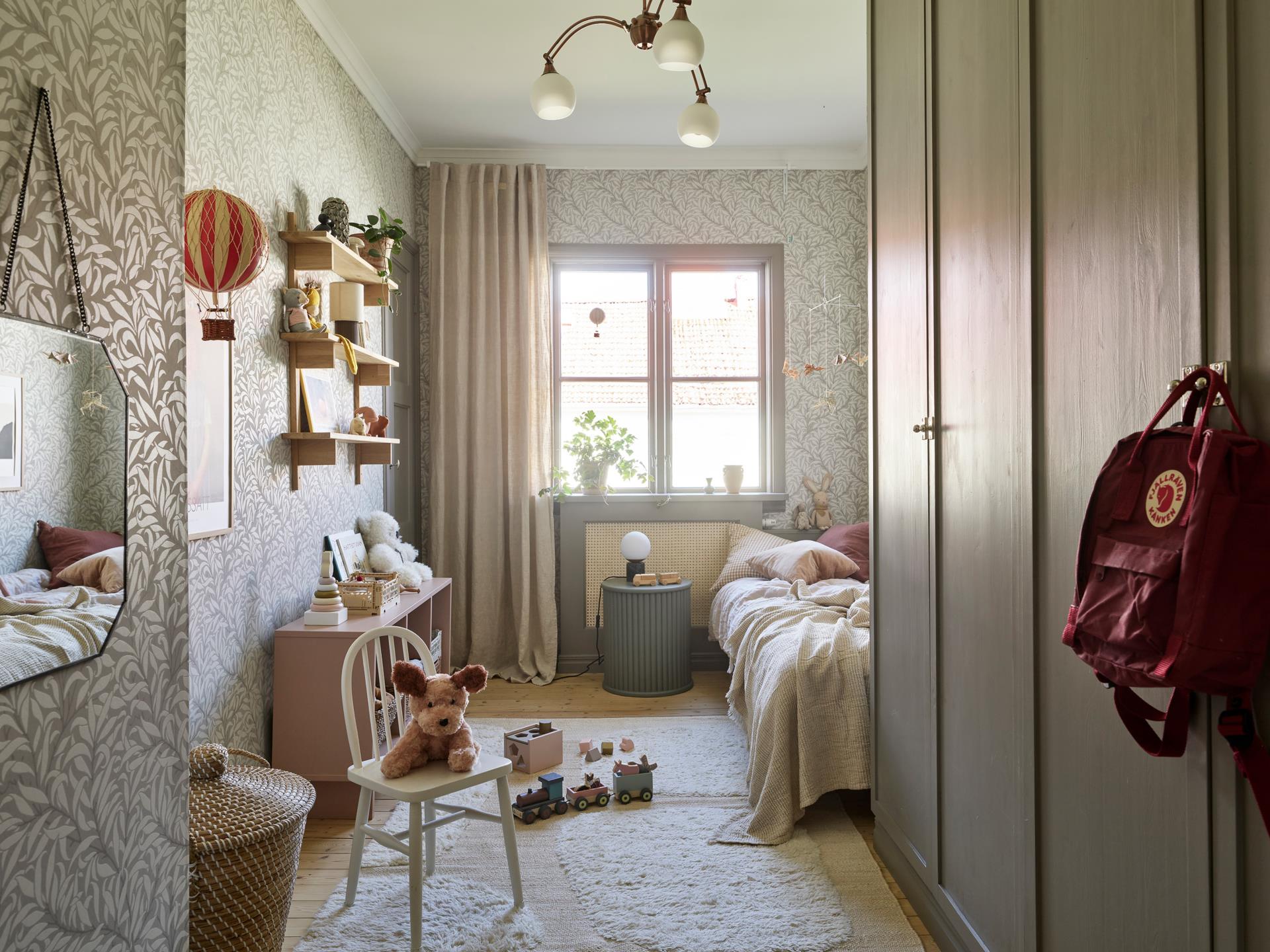 chambre enfant avec papier-peint