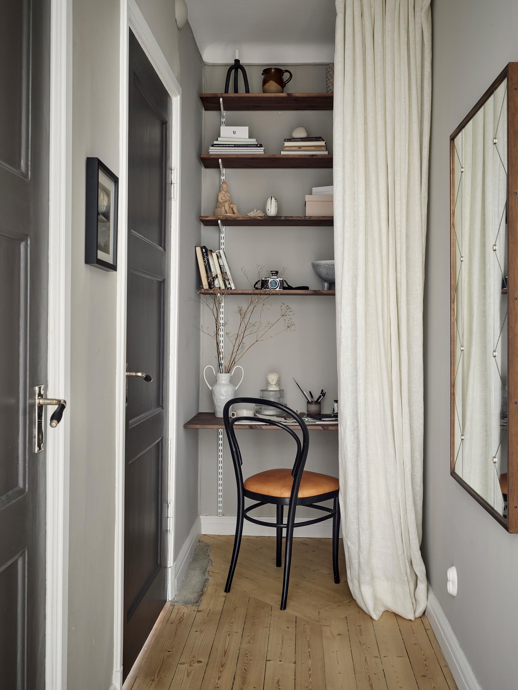 petit bureau dans entrée caché par rideau