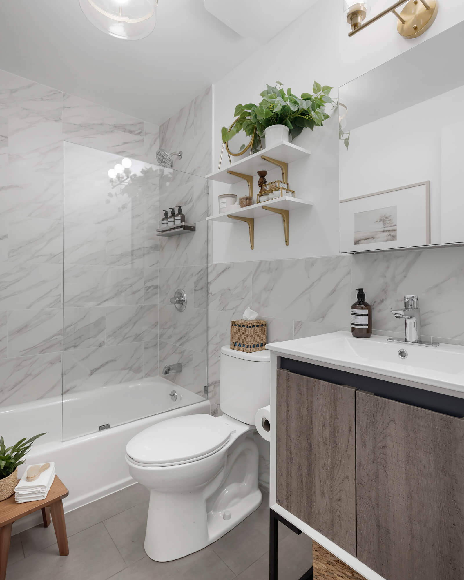 salle de bain marbre et bois