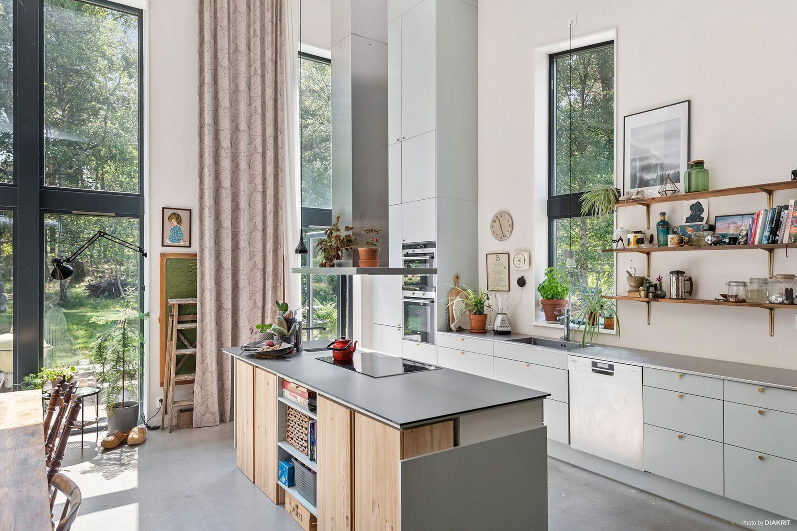 salon double hauteur maison en bois