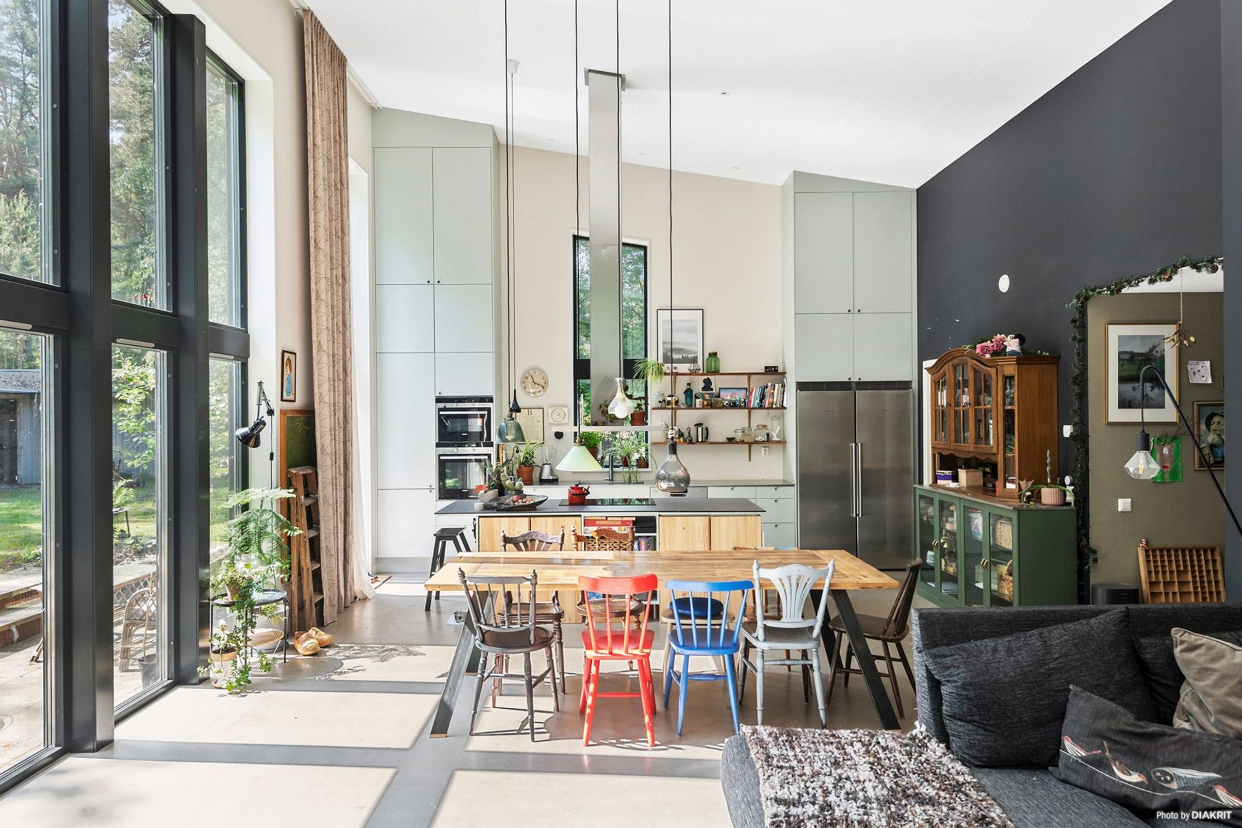 salon double hauteur maison en bois