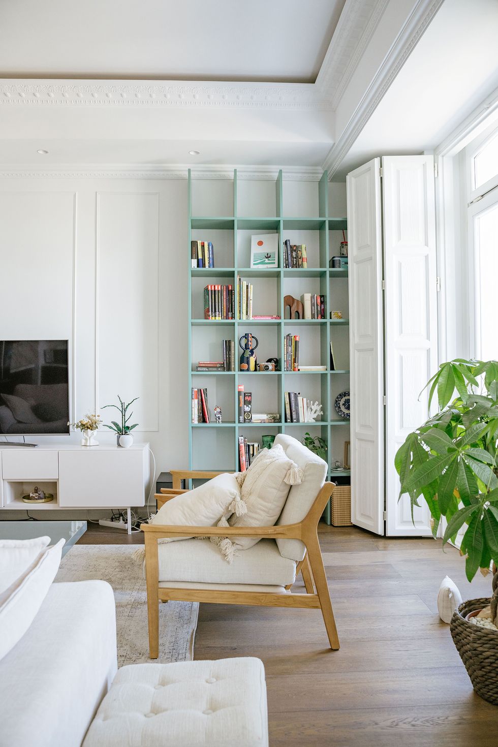 salon avec moulures décoration contemporaine