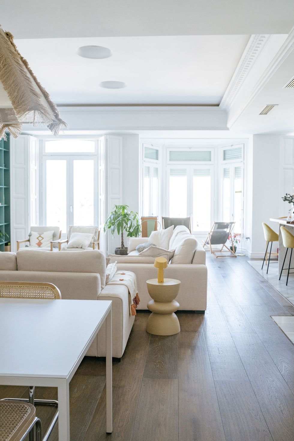salon avec moulures décoration contemporaine