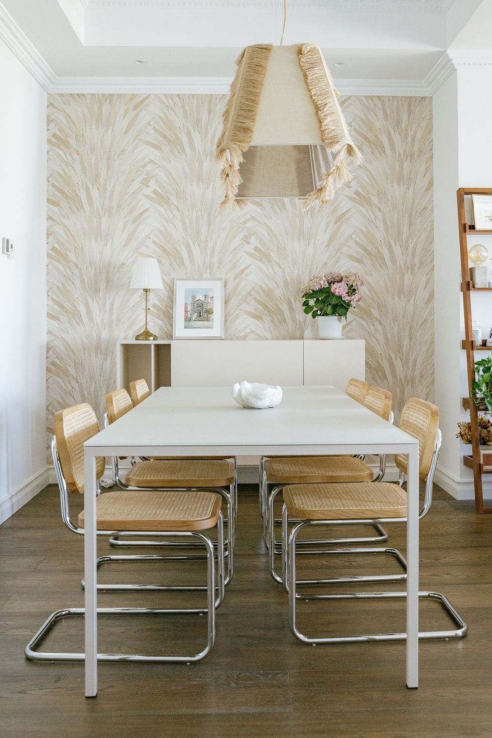 salle à manger avec papier-peint