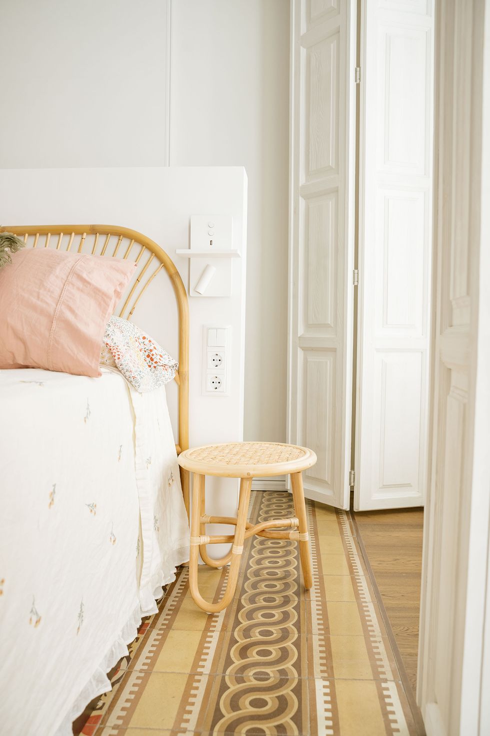 chambre avec carreaux de ciment