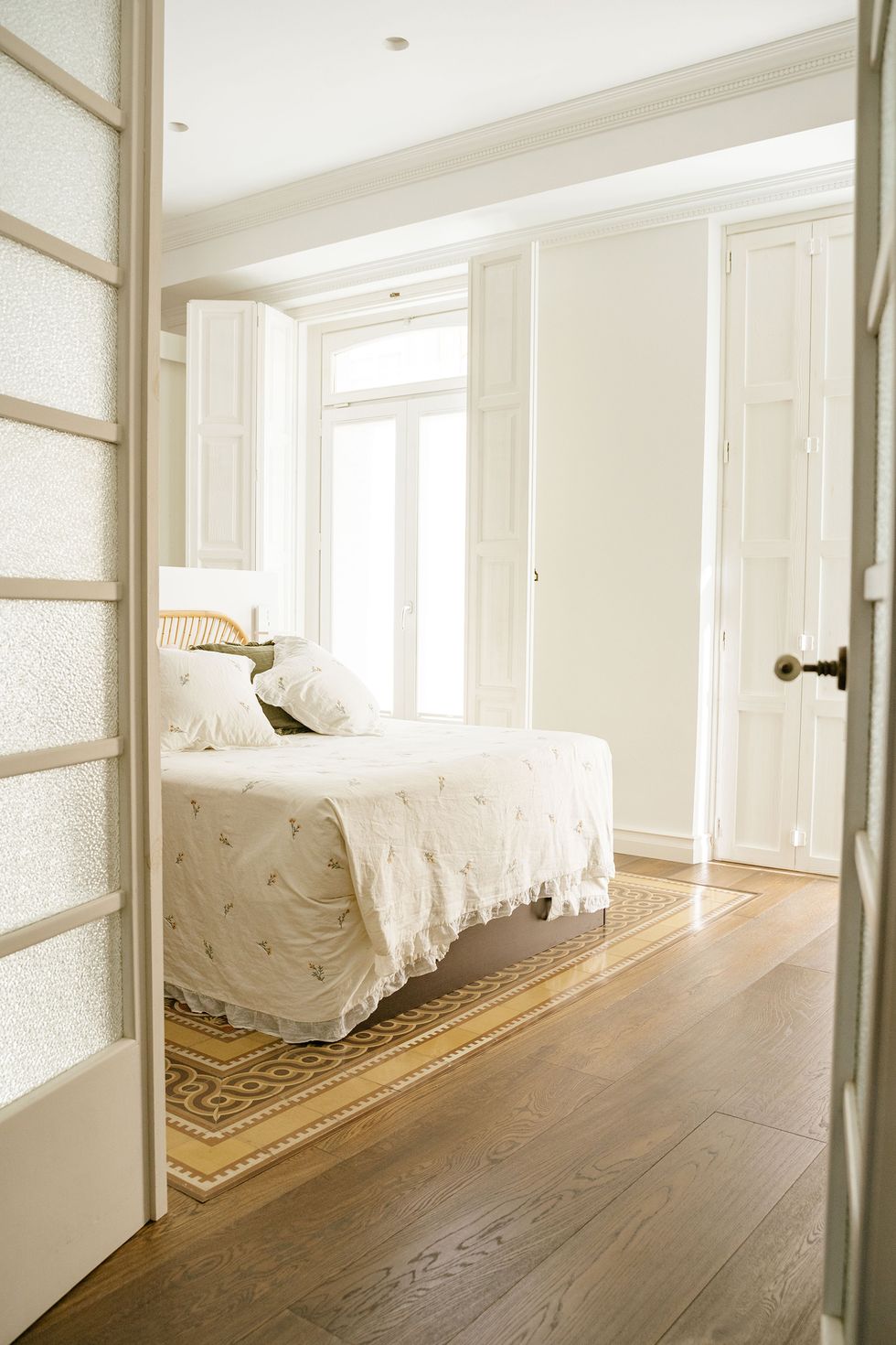 chambre avec carreaux de ciment
