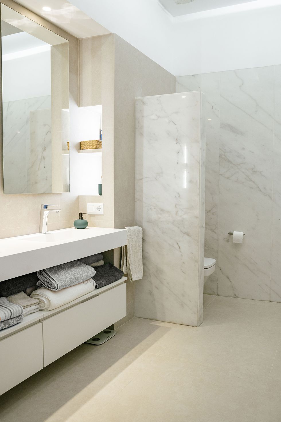 salle de bain design marbre blanc