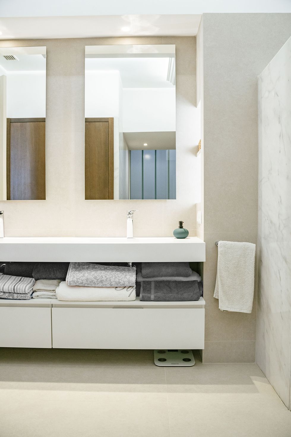 salle de bain design marbre blanc