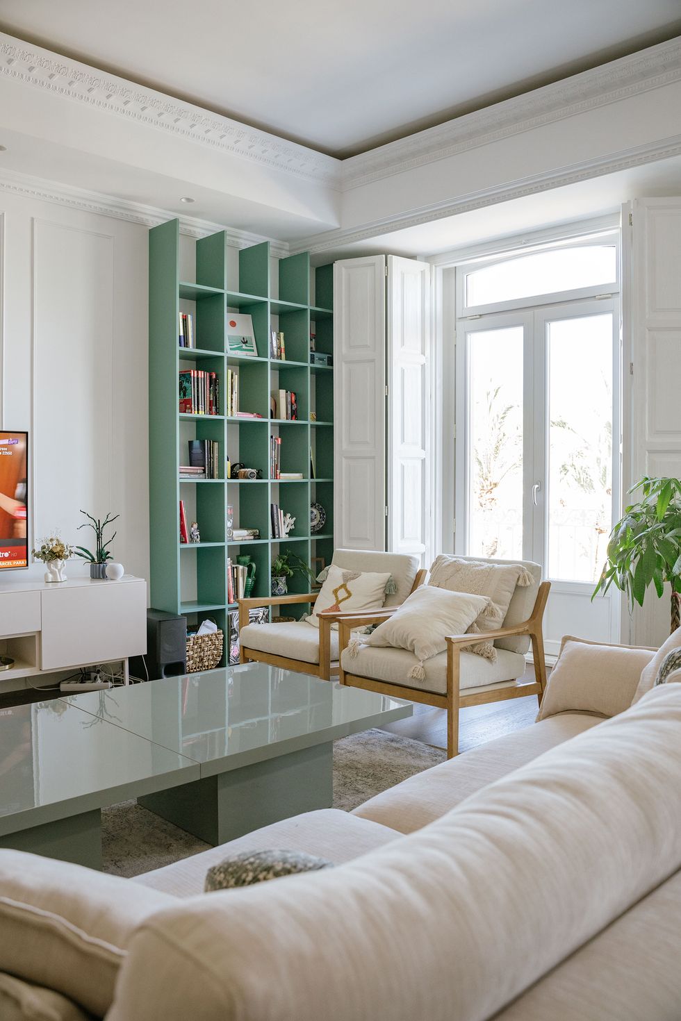 salon avec moulures décoration contemporaine