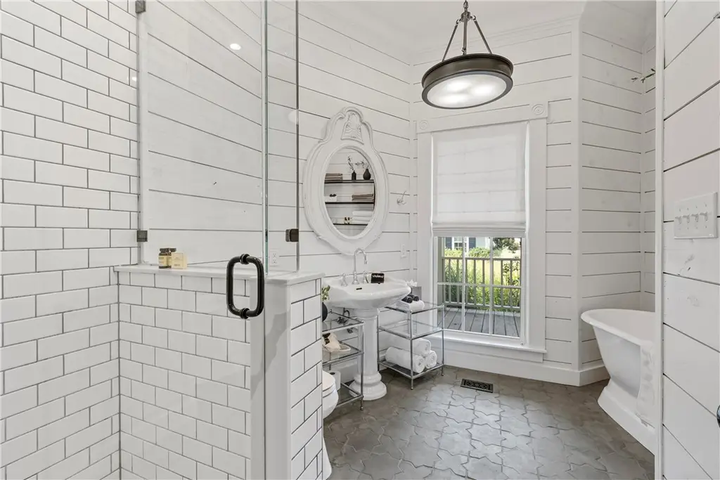 salle de bain blanche Magnolia House maison Joanna et Chip Gaines