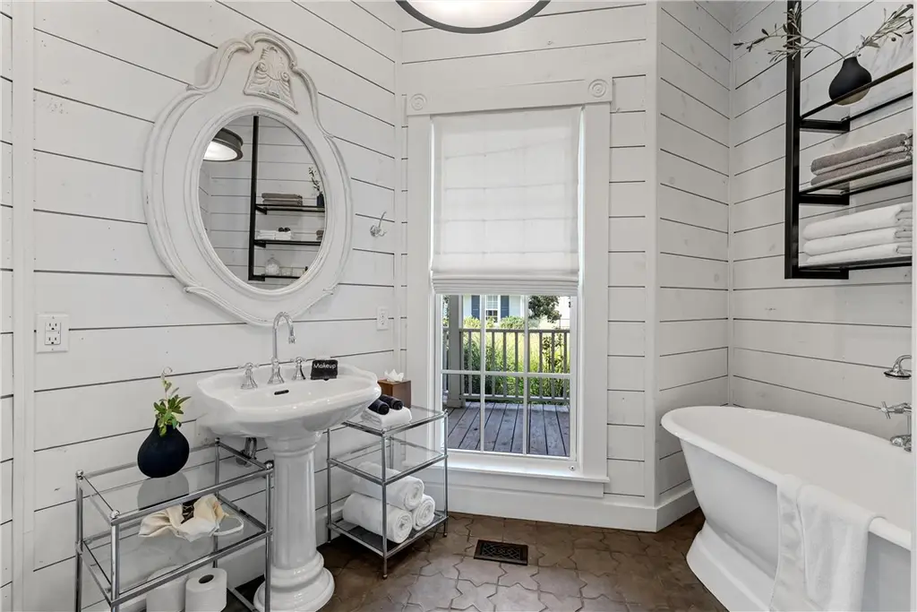 salle de bain blanche Magnolia House maison Joanna et Chip Gaines