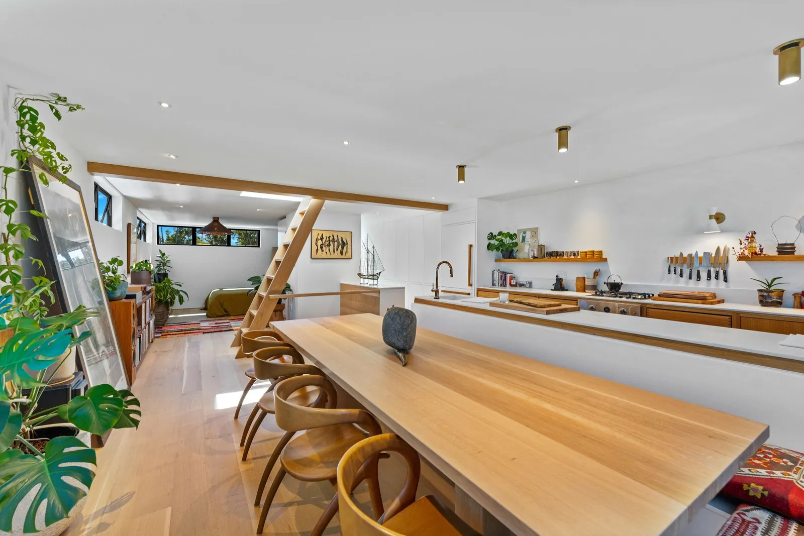 cuisine et salon houseboat maison sur l'eau