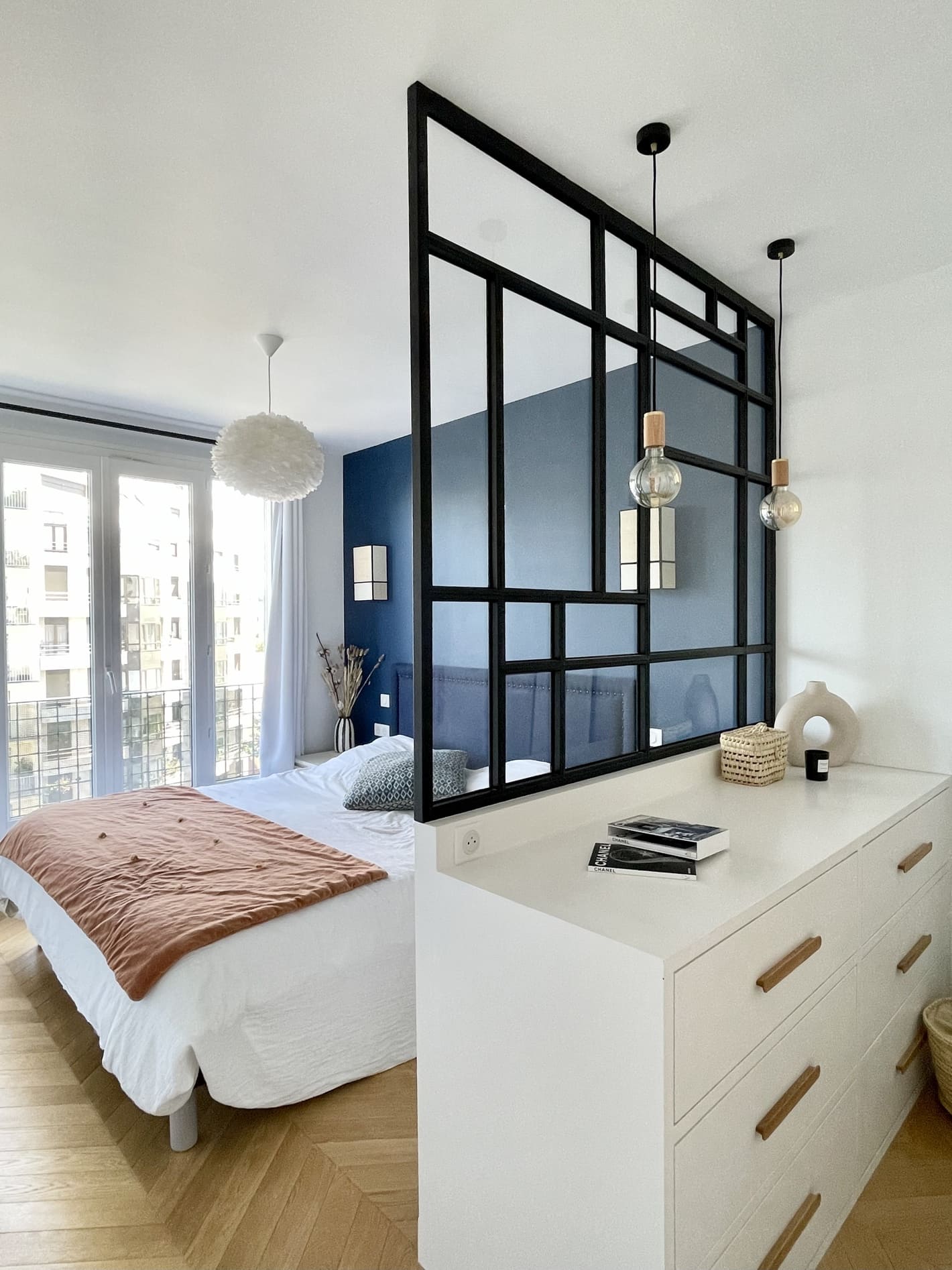 chambre bleue appartement rénové Paris décoration contemporaine chambre bleue appartement rénové Paris décoration contemporaine
