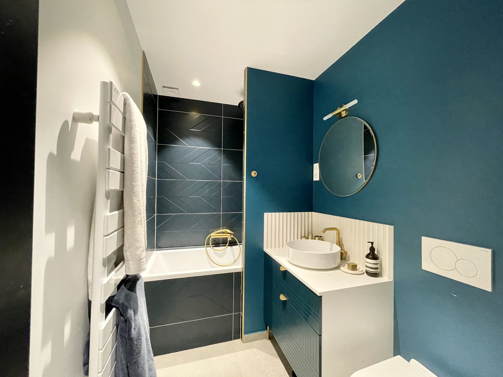 salle de bain bleue appartement rénové Paris décoration contemporaine salle de bain bleue appartement rénové Paris décoration contemporaine
