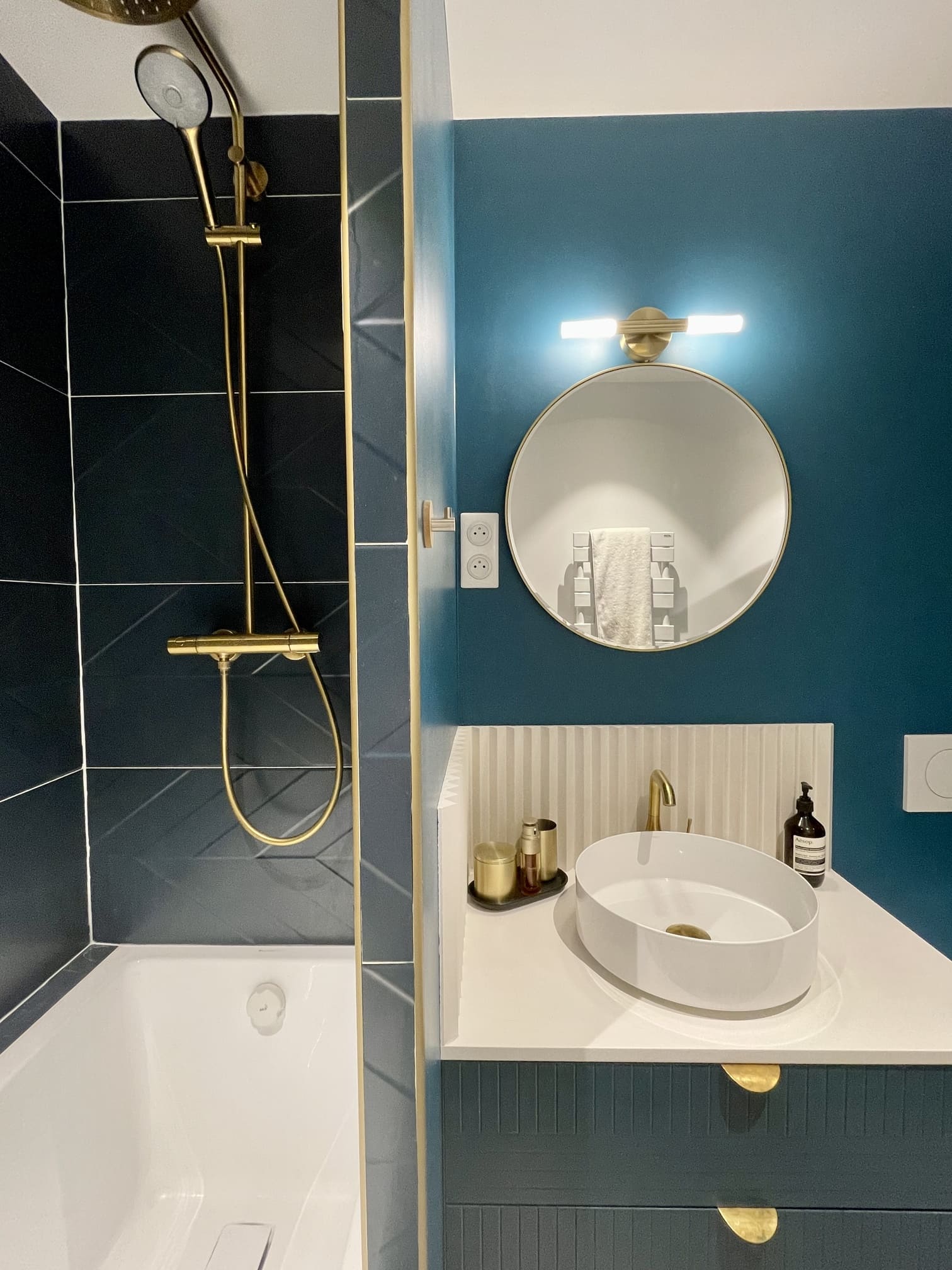 salle de bain bleue appartement rénové Paris décoration contemporaine salle de bain bleue appartement rénové Paris décoration contemporaine