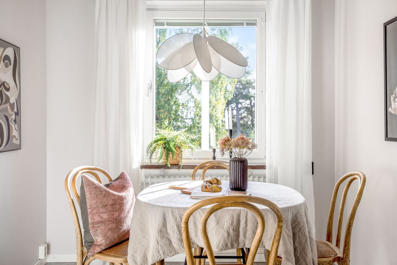 espace repas avec table ronde