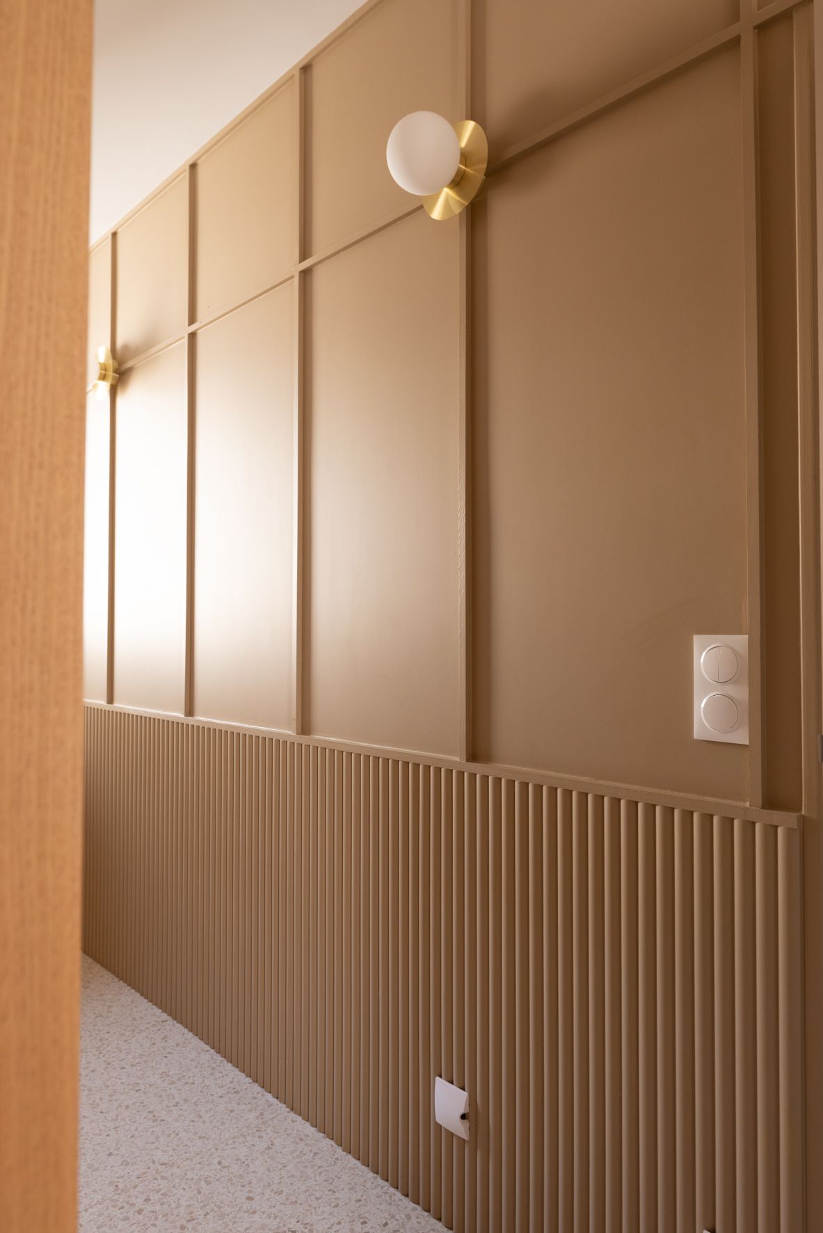 mur avec panneaux bois