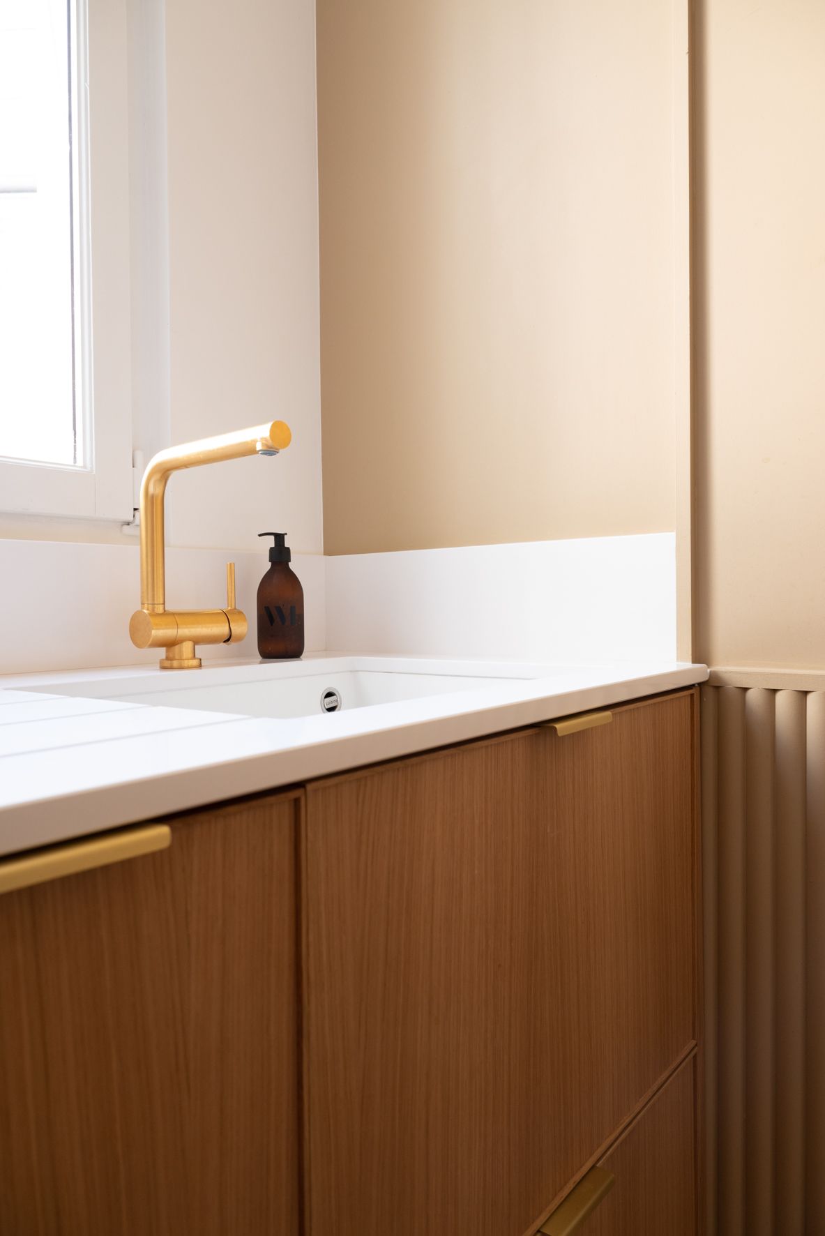 cuisine design bois robinetterie laiton 