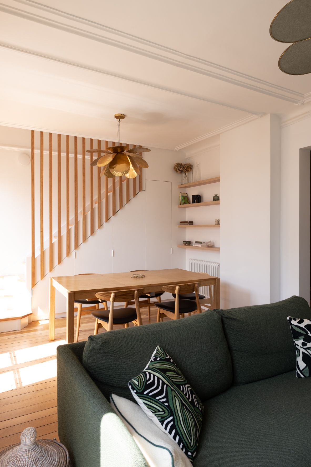salle à manger avec escalier