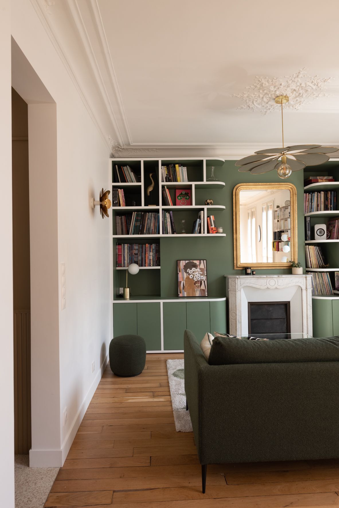 salon avec moulures et cheminée appartement Paris