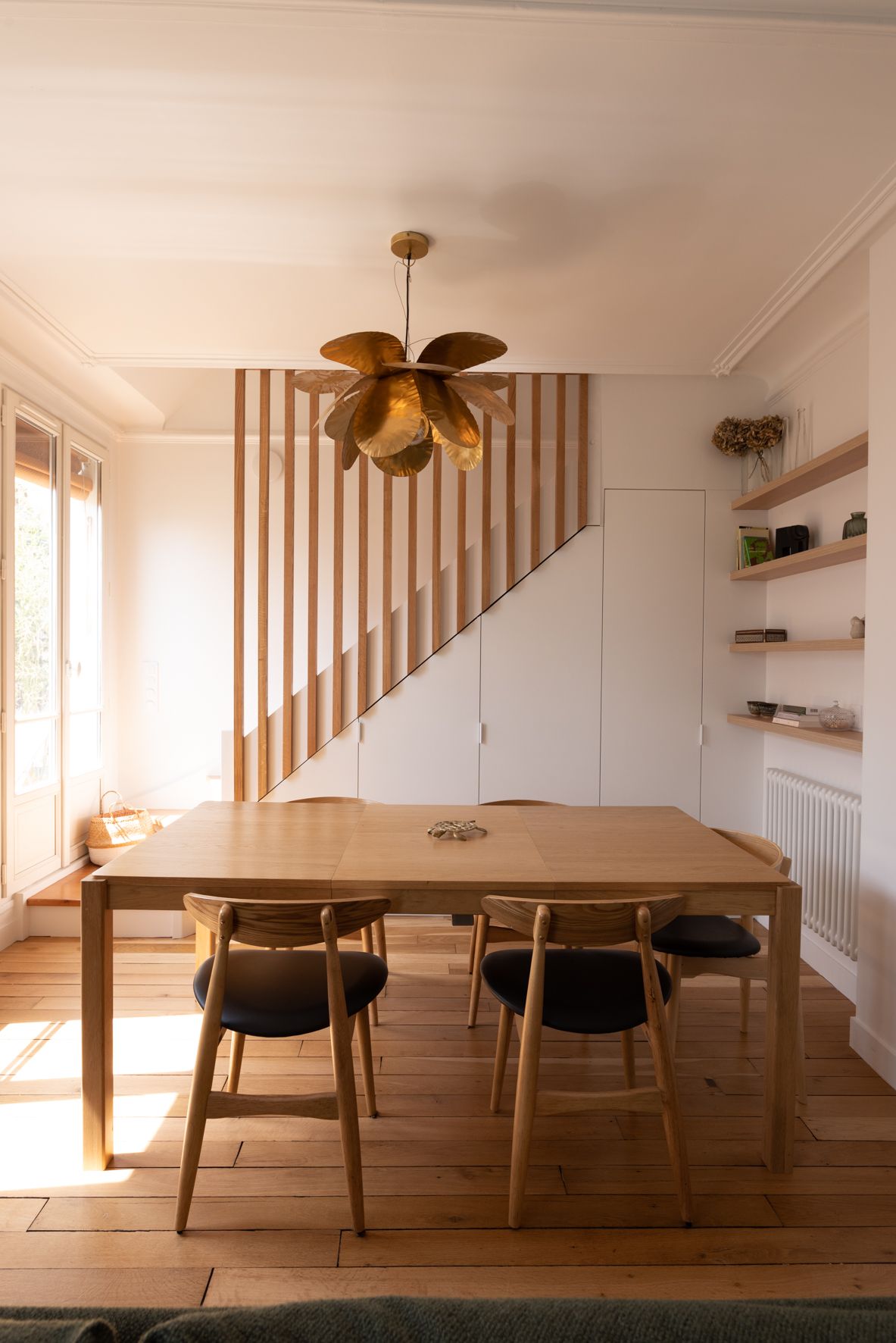 salle à manger avec escalier