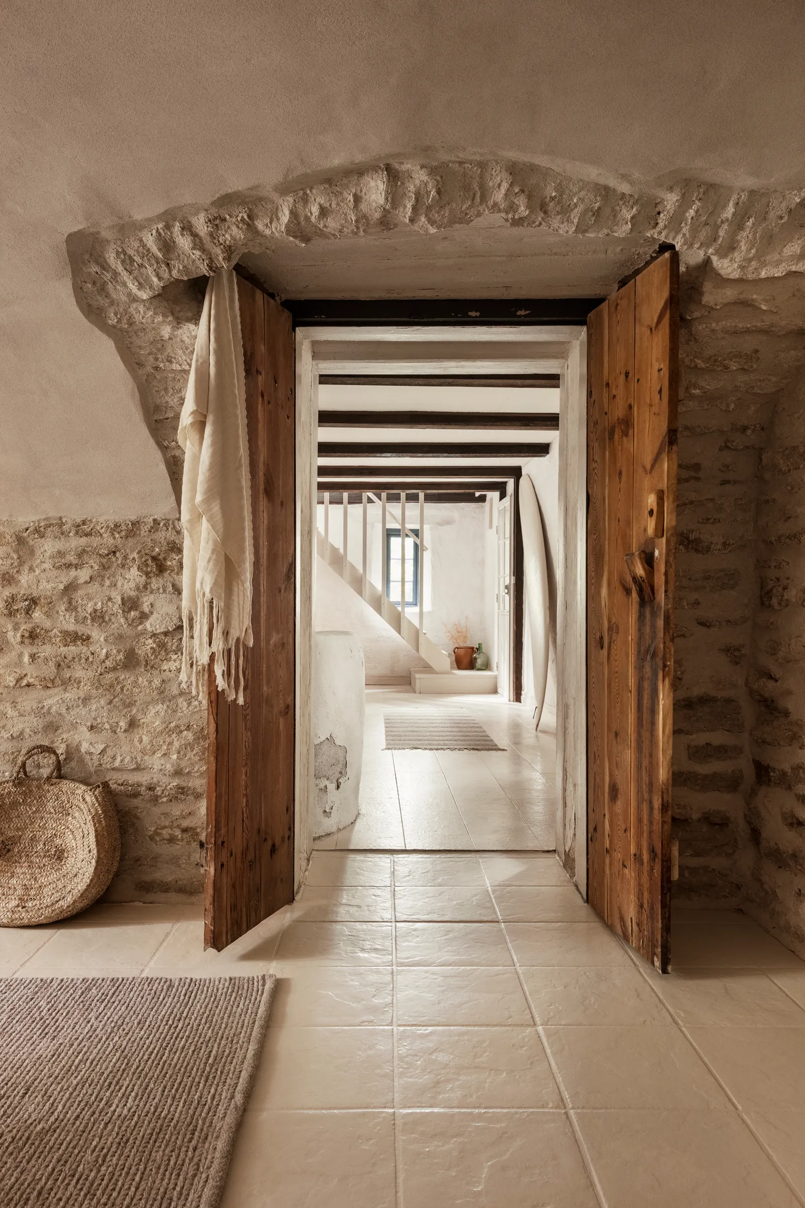 salon ferme rénovée avec pierres et vieilles portes salon ferme rénovée avec pierres et vieilles portes