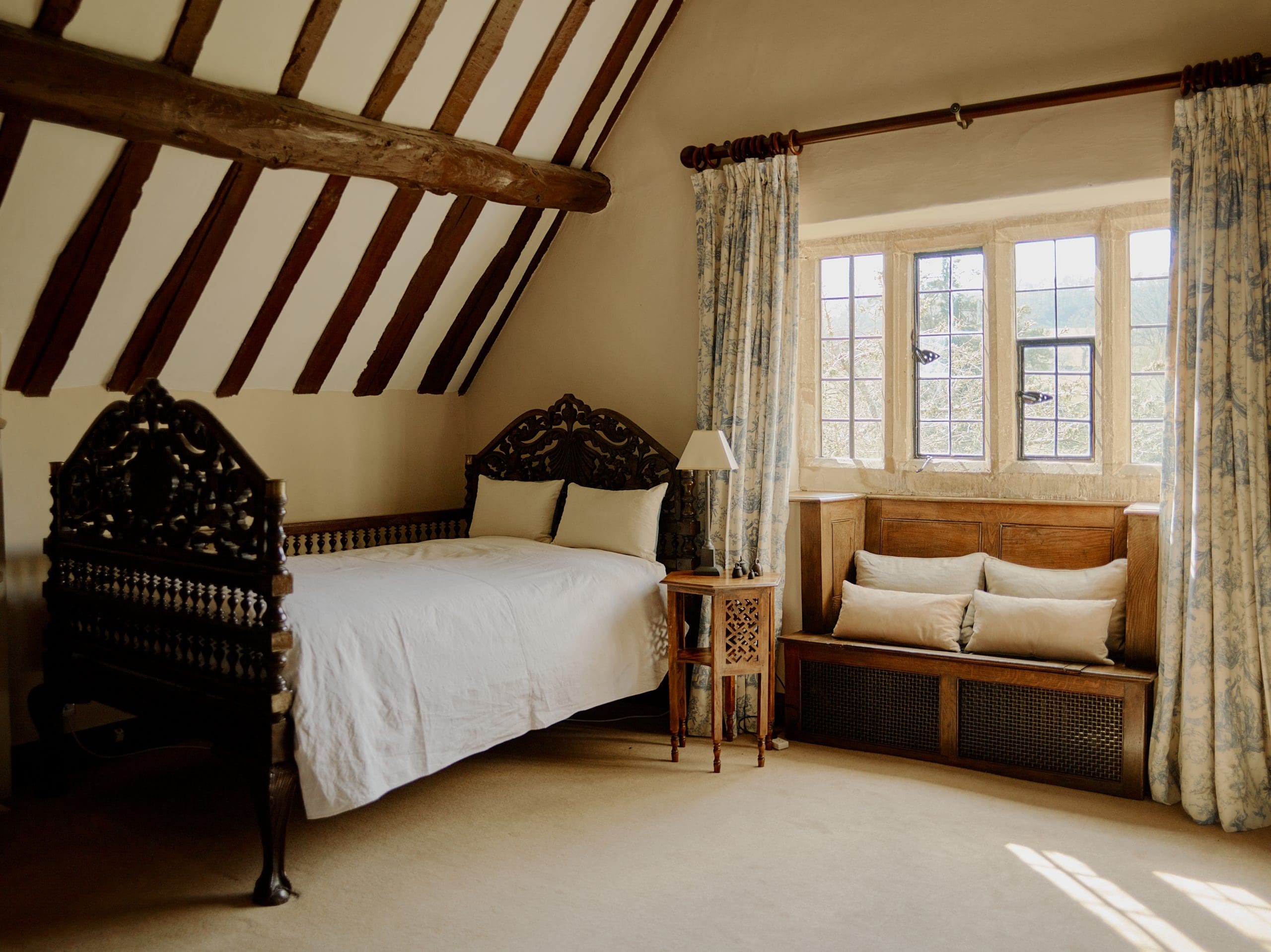 chambre mansardée avec poutre et colombages