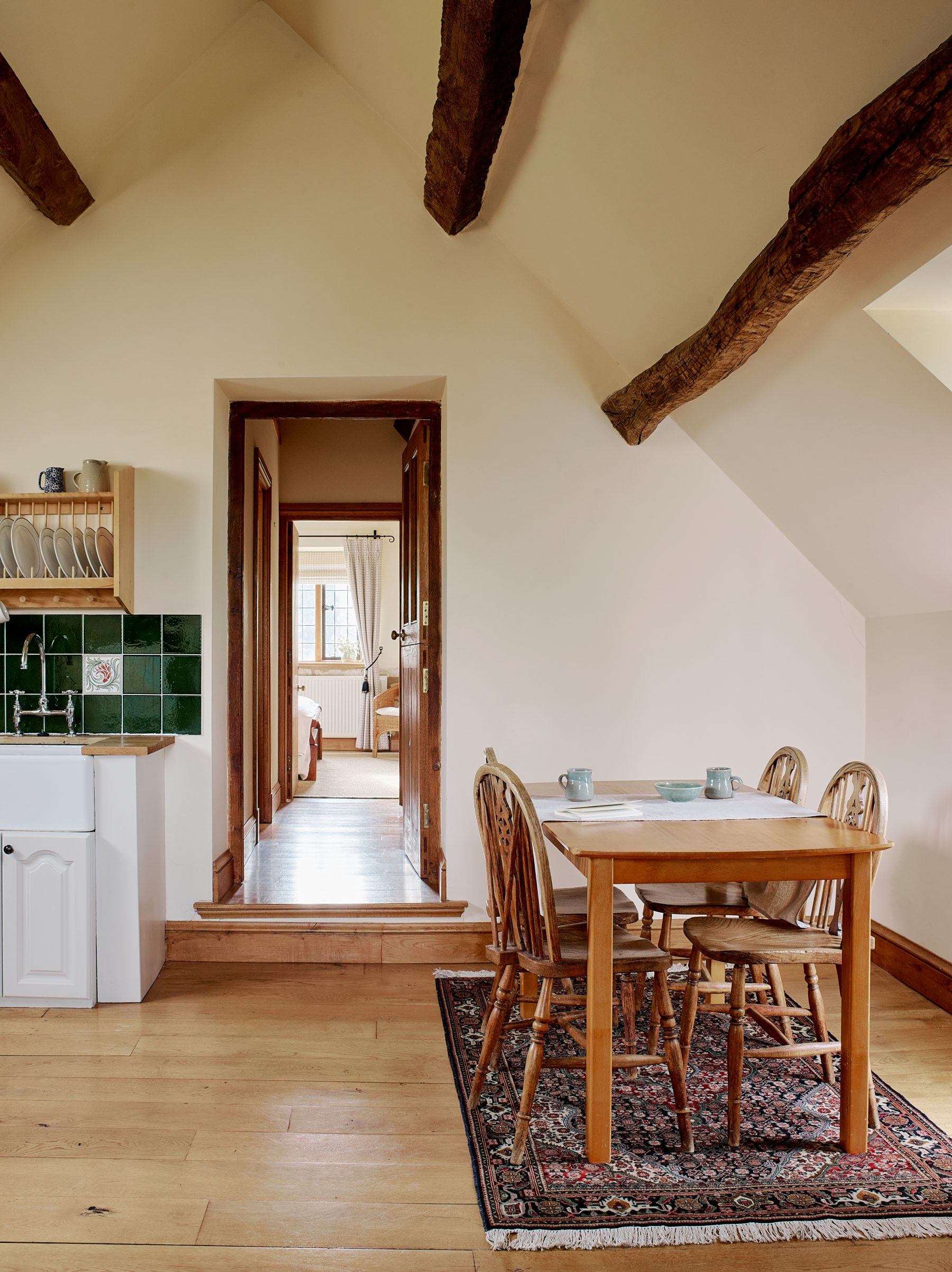 salle à manger avec poutres décoration rustique chic
