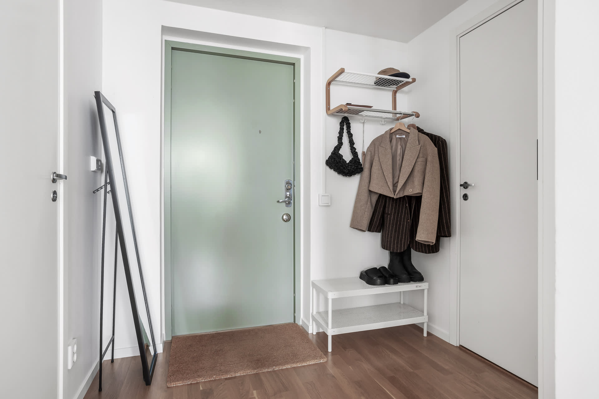 entrée avec porte-manteaux entrée avec porte-manteaux